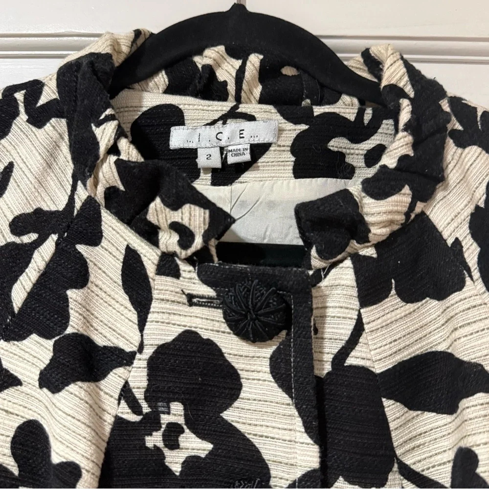 I.C.E. Black & Cream Textured Floral Cropped Blazer Jacket - Picture 9 of 13